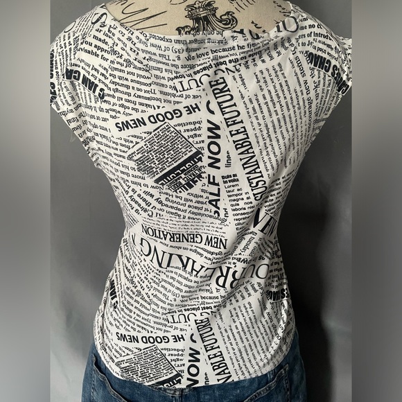 Retro Newspaper Print Short Sleeve Women’s Size XL | Almost Famous - Picture 4 of 5